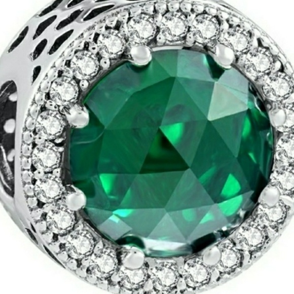 Green radiant Hearts charm bead. - Picture 2 of 2